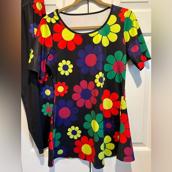 2 Pc Set / PJs, Costume, Loungewear🌼Black Capri, Pants & Flower Top / 70’s Look - Picture 2 of 10